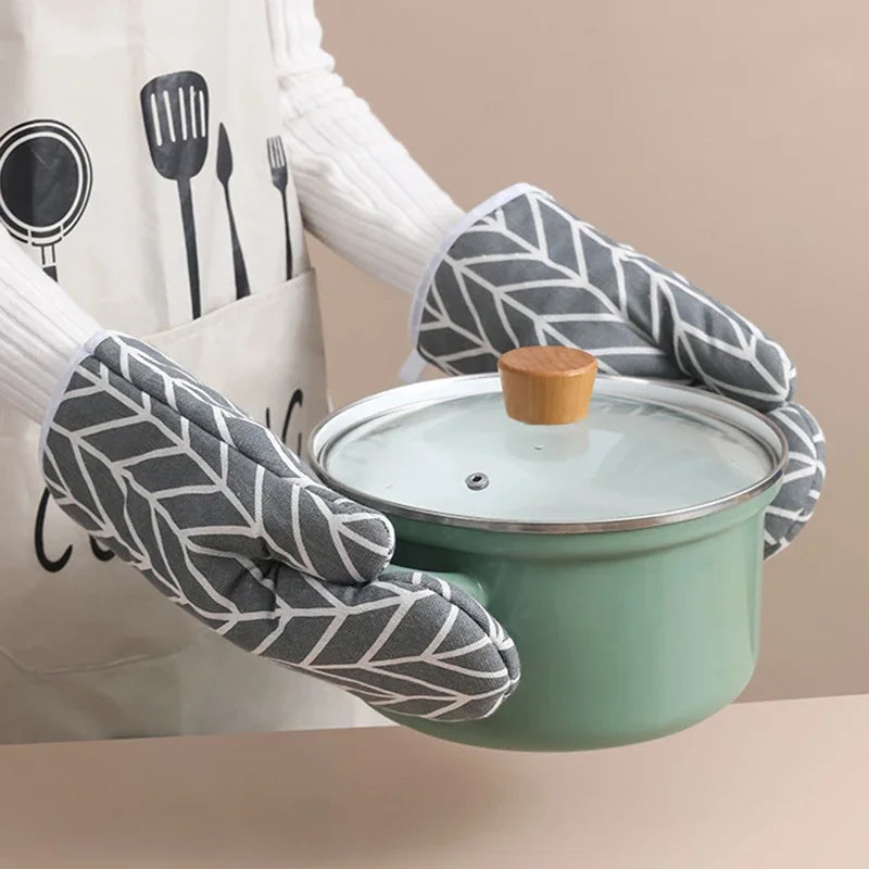 Heat-resistant oven mitts for baking and cooking – one pair