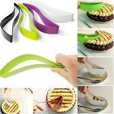 Cake server slicer with easy-squeeze handle